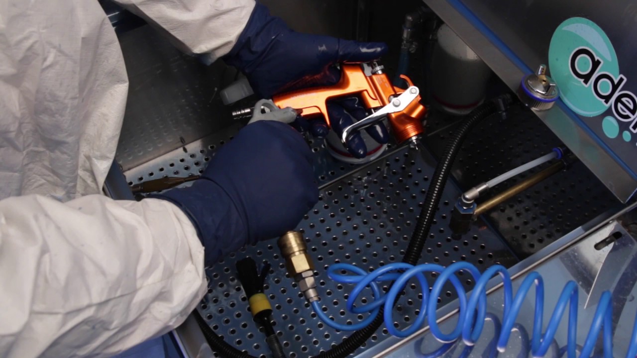 Nettoyage d'un pistolet de peinture dans un laveur de pistolets ADEWASH S