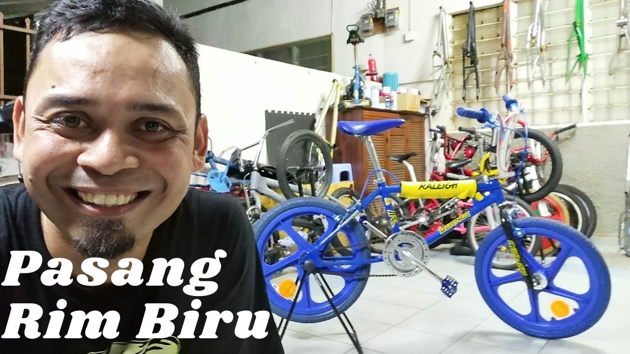 Me and My Raleigh Burner: Pasang rim biru di rumah Mus!