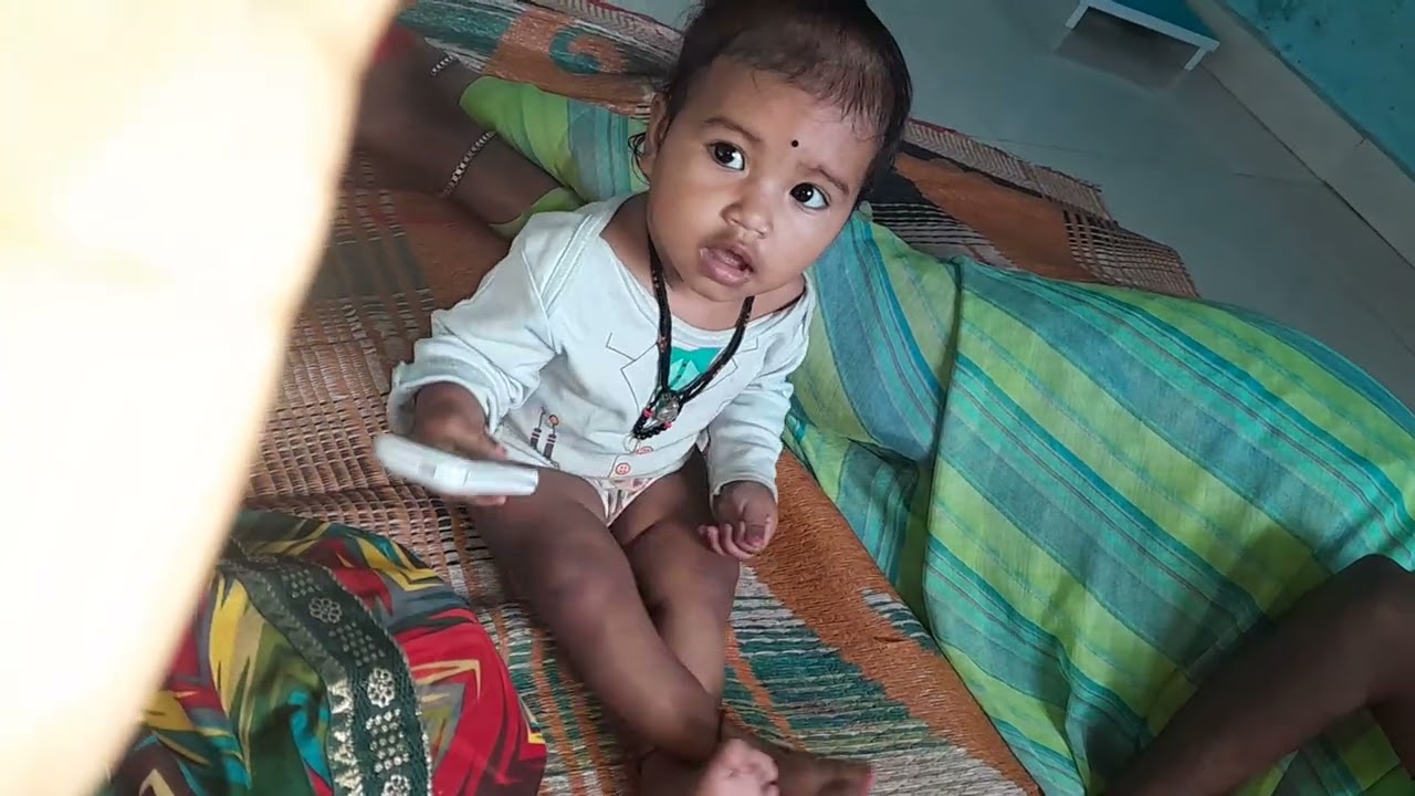 সে মোবাইল ধরে হ্যালো হ্যালো বলতে থাকে। #ytviral @MyHena1712 #babyvideo 