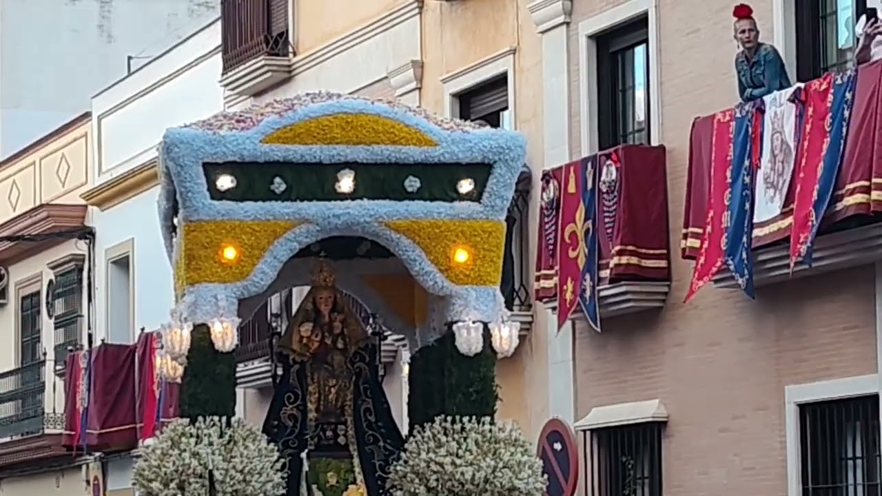 Coro de la hermandad de Valme le canta la salve… .