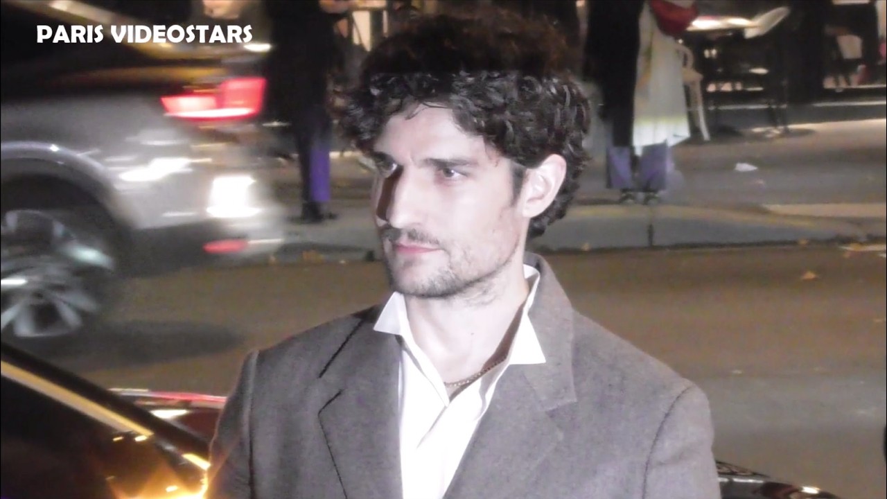 Louis Garrel arrive à l'avant première de 