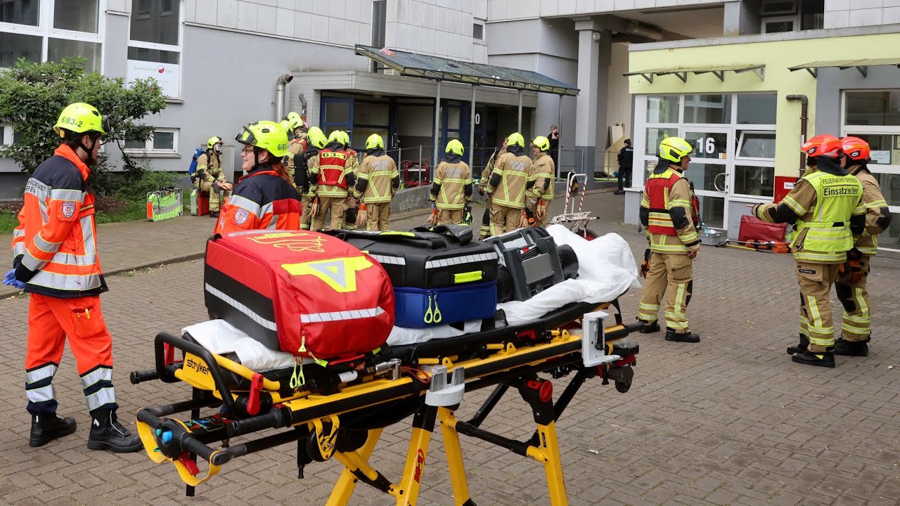 Kellerbrand in einem Hochhaus - Großeinsatz für Feuerwehr und Rettungsdienst