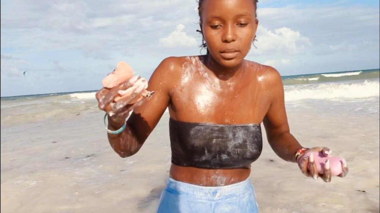 BATHING WITH SOAP AT THE BEACH TO SEE PEOPLE REACTIONS 😲‼️‼️