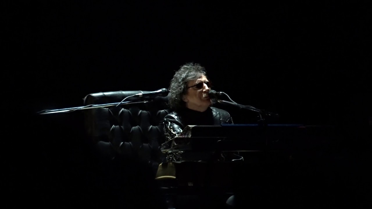 Charly Garcia - Rivalidad - Yendo de la Cama Al Living Live from Luna Park