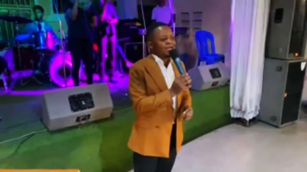 Funerailles de papa Dédé BOLIA. L'adorateur Dieudonné BUKISHI se déchaîne et fait pleurer les gens