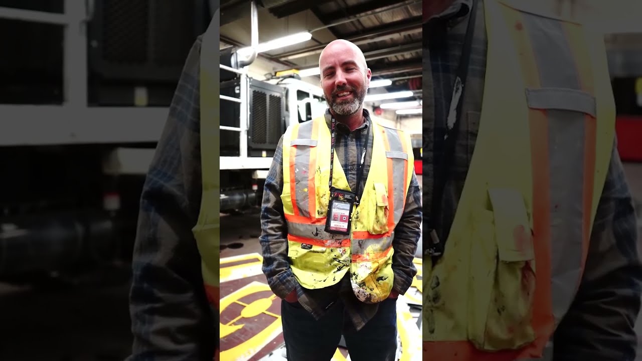 YYC After Dark: Airfield Equipment Operators // Op&eacute;rateurs d'&eacute;quipement d'a&eacute;rodrome