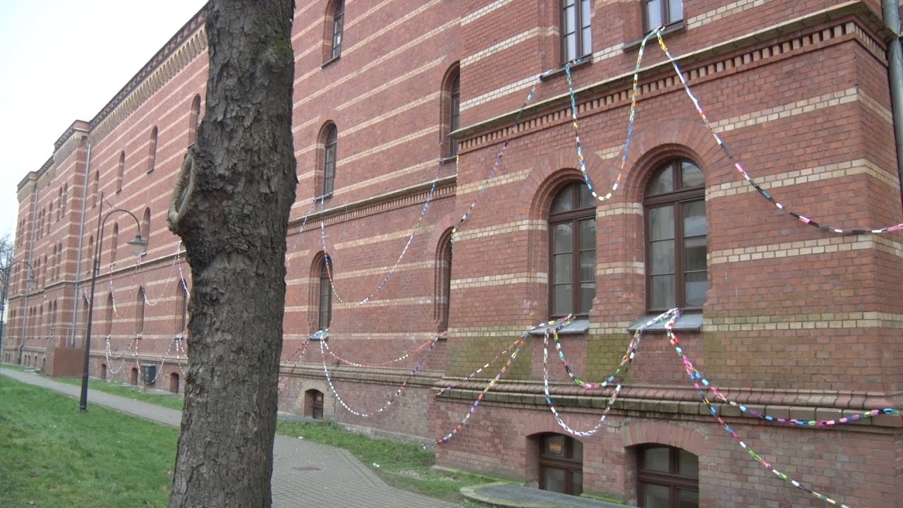 Budynek III LO przyozdobiony na święta wielkim łańcuchem