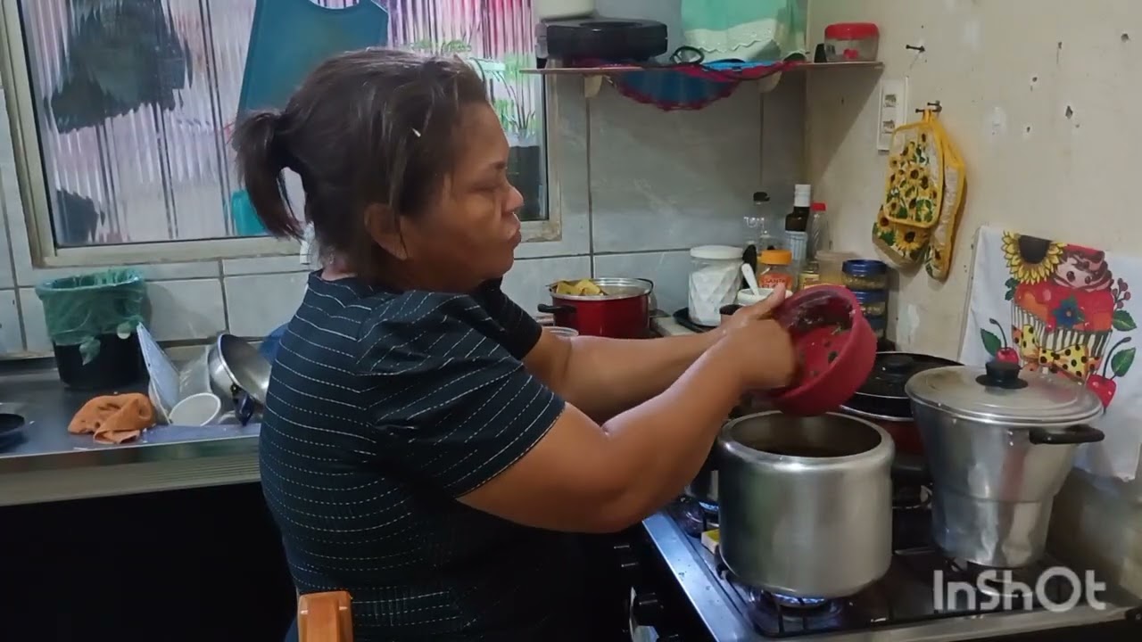 Dia de chuva gente é bom tomar sopa né dia de chuva é bom sopa né gente 😋😋