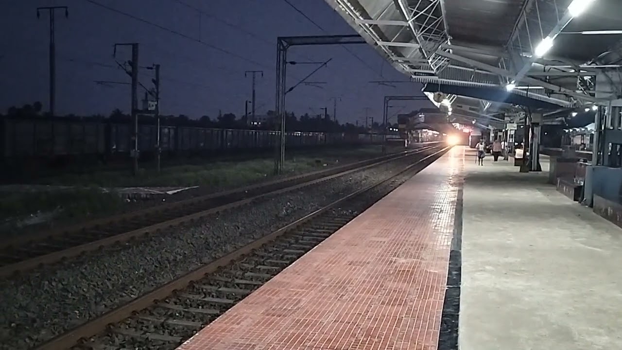 SEALDAH TO NEW DELHI RAJDHANI EXPRESS AT CROSSING BARUIPARA STATION WB