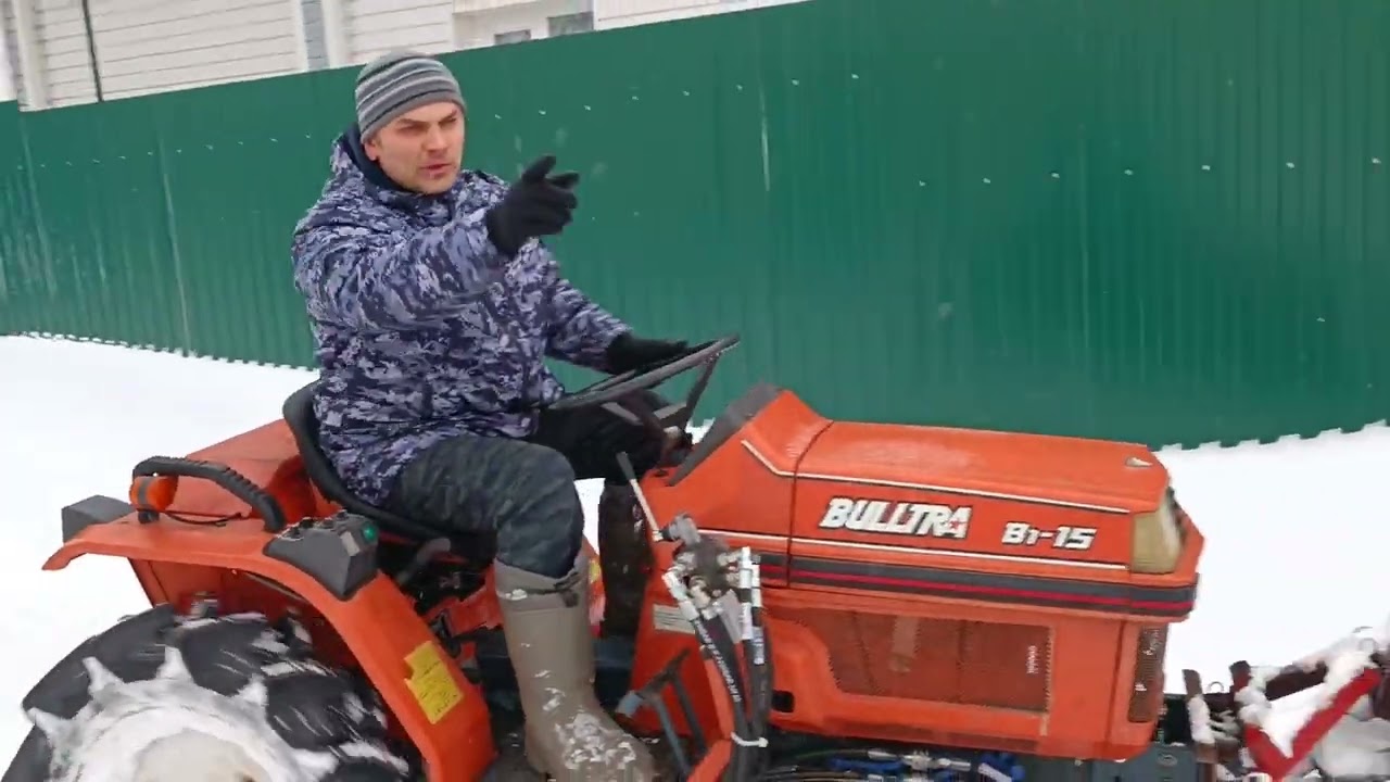 Kubota, чистим снег отвалом от КМЗ