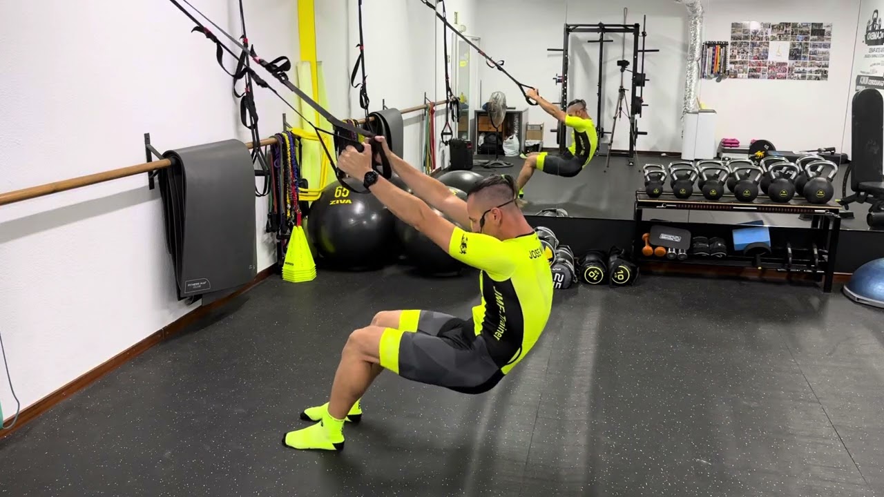 Estiramiento espalda con TRX