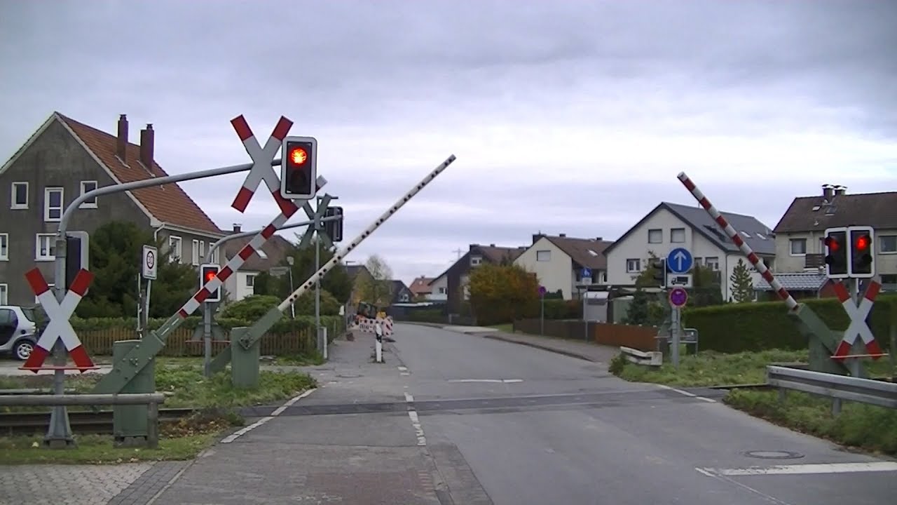 Spoorwegovergang Bielefeld (D) // Railroad crossing // Bahnübergang