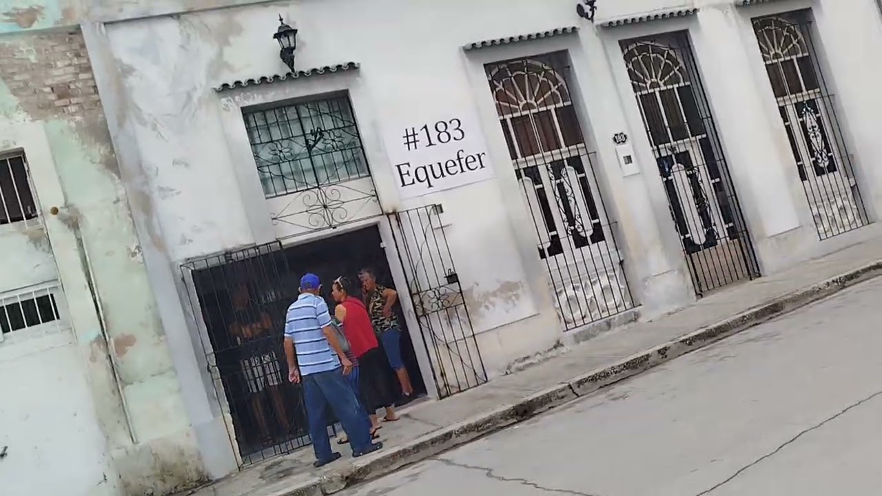 Desde la avenida de Los Álamos a El parque Calixto García Holguín Cuba 