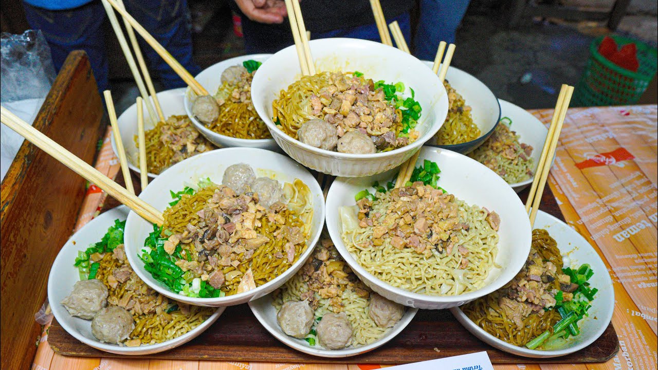 GOKIL BANGET, JUALAN MIE AYAM PAS IDUL FITRI BISA SAMPE 1.000 PORSI SEHARI !!!