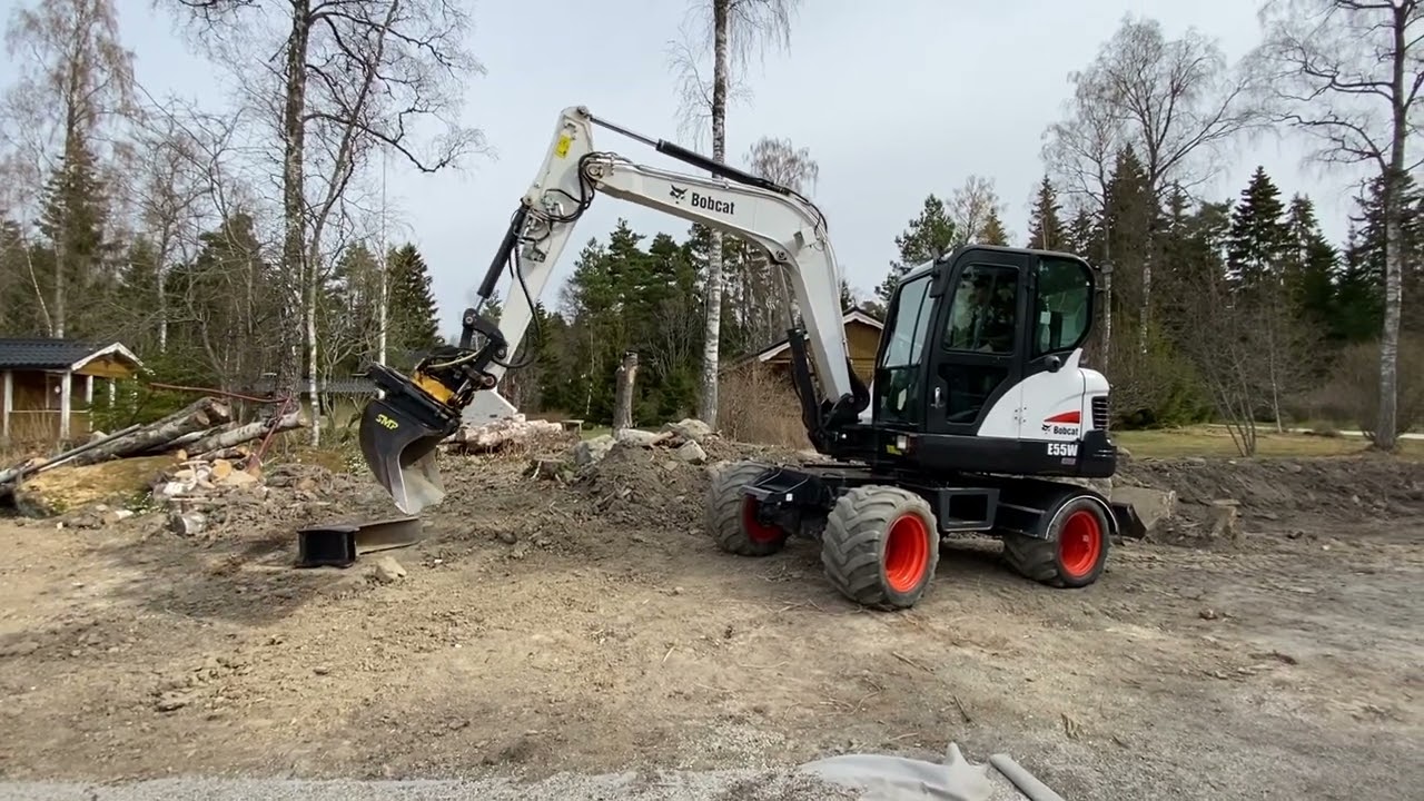 Köp Hjulgrävare Bobcat E55W med redskap på Klaravik.se