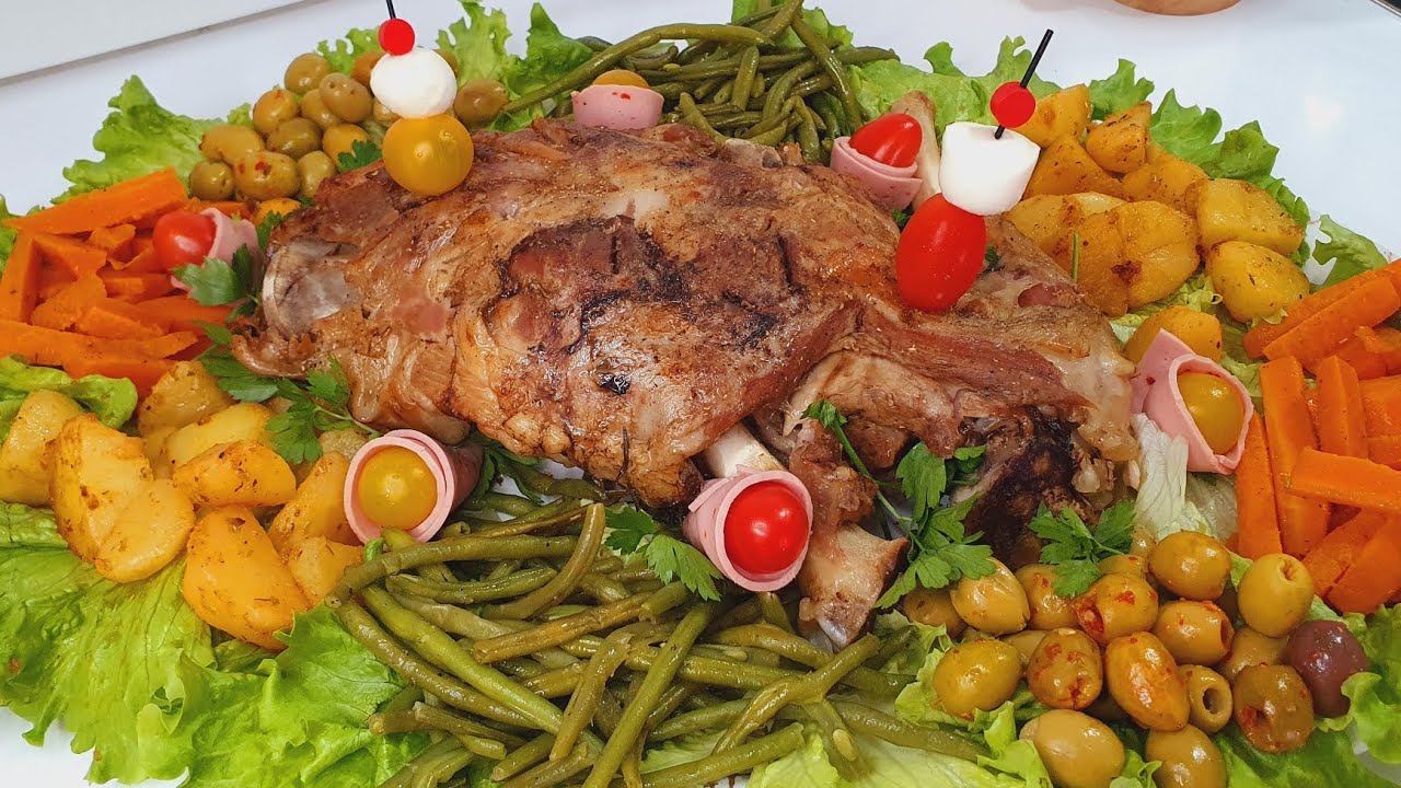 Gigot d'agneau cuit au four,ultra tendre,avec ses légumes sautés. 