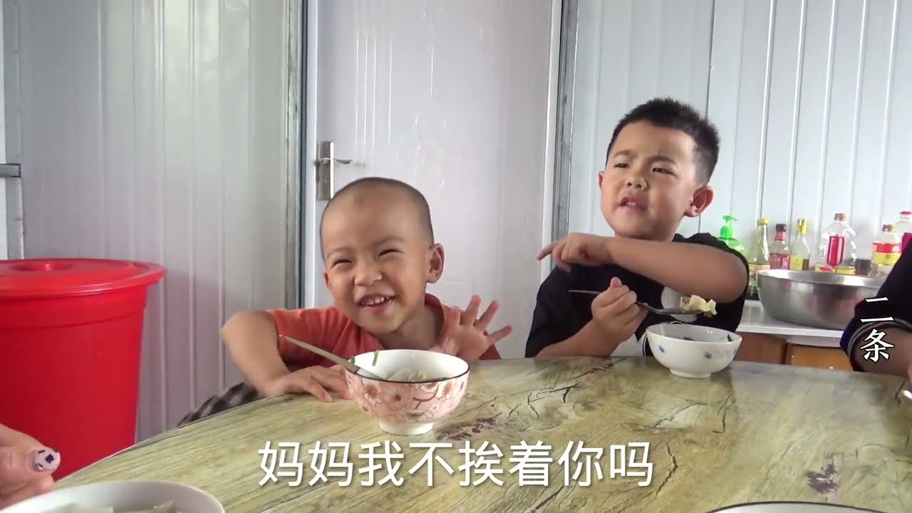 媳妇孩子回家了，老妈张罗着包一大盆馄饨，大儿子吃的一碗接一碗