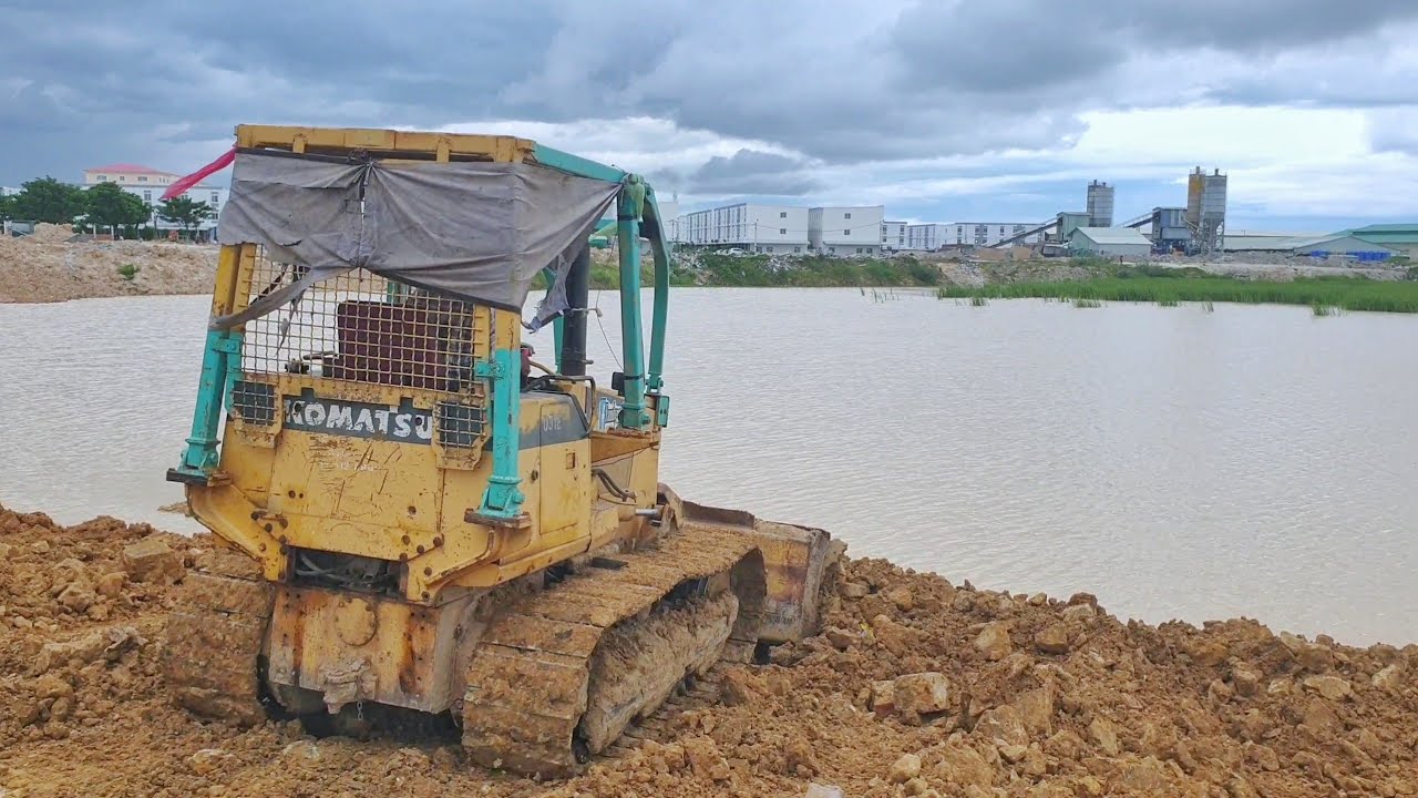 Mighty Strongly Bulldozer SHANTUI & Mini Bulldozer Komatsu use the power pushing dirt to clear land