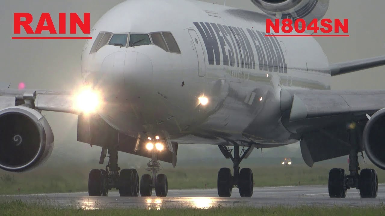 DOUGLAS MD11F  WGN  N804SN arrival in HEAVY RAIN , Ostend Airport