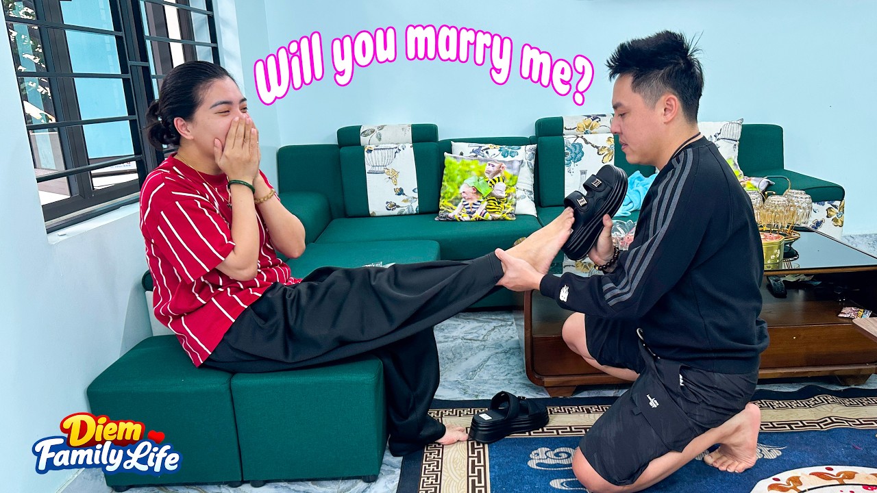 What a surprise! Diem helped dad propose to mom with a special gift