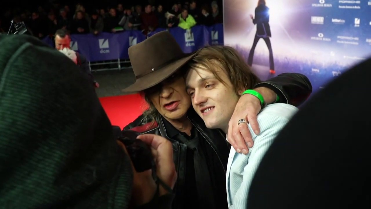 Udo Lindenberg und Udo-Darsteller Jan Bülow am roten Teppich in Hamburg