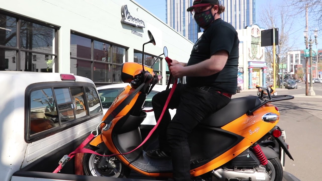 Как загрузить скутер Vespa в грузовик