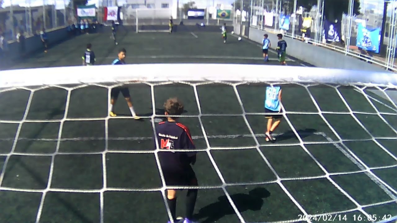 dois primeiros jogos pinheiros x meninos  ate alguem chuta e goleiro devender na camera kkk