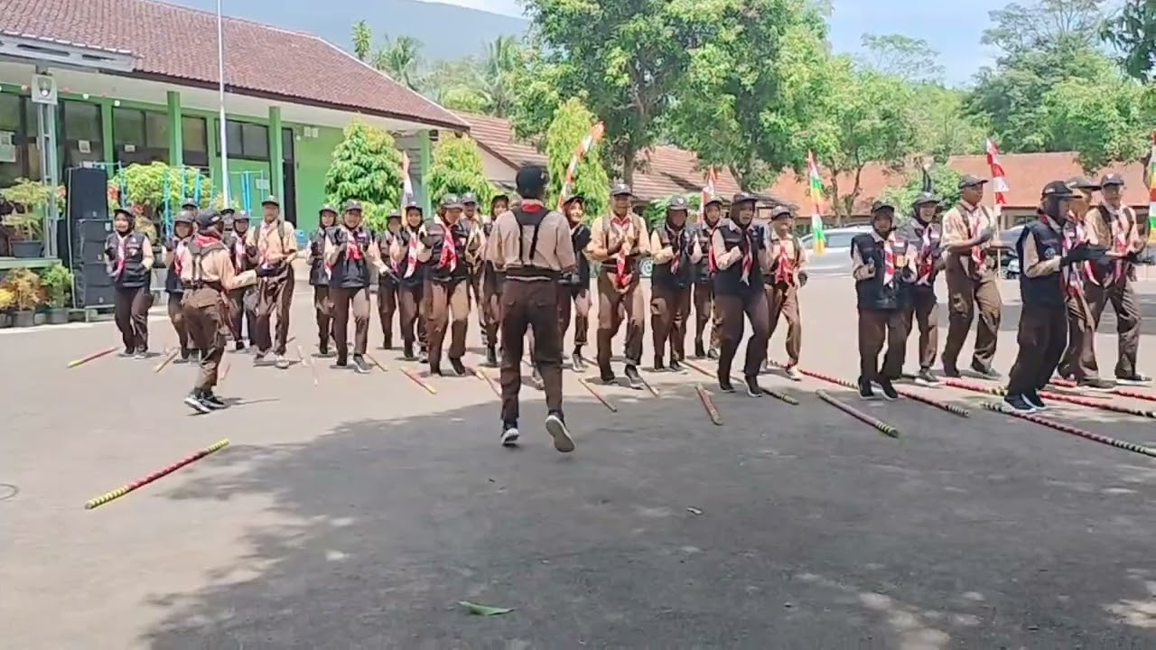 KEREN..KOMPAK..KOLONI TONGKAT PASKHAS PRAMUKA SMPN 2 CONGGEANG
