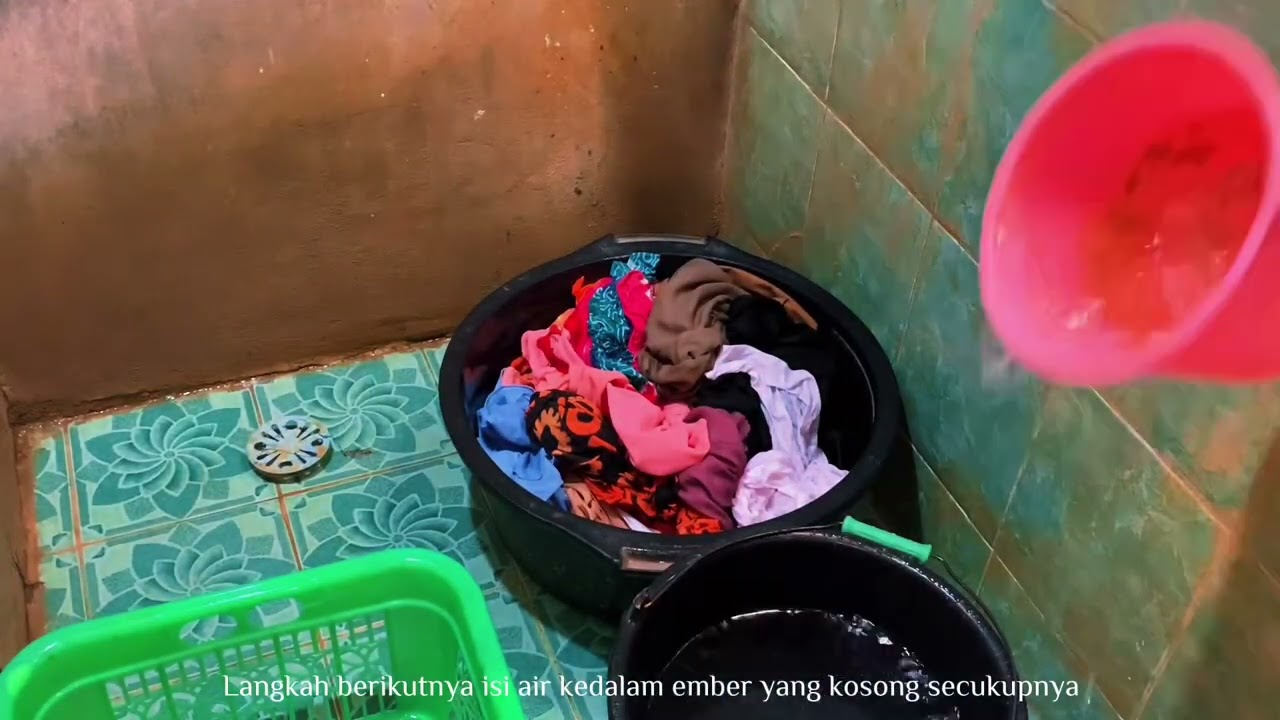 “ Cara Mencuci Pakaian Sesuai Syari’at Islam dengan baik dan benar”- kucek tangan