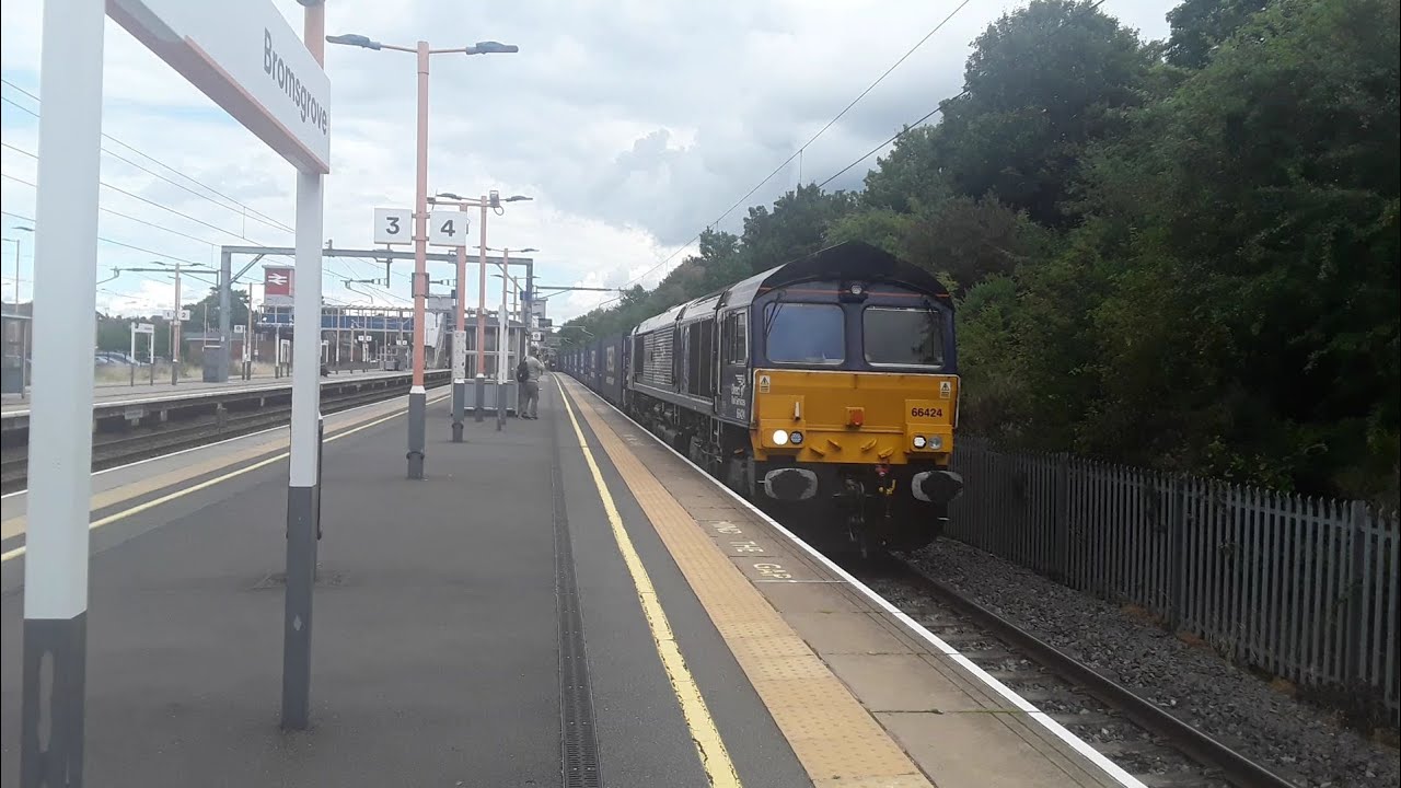 Trains at Bromsgrove. LL. 15/08/2023.