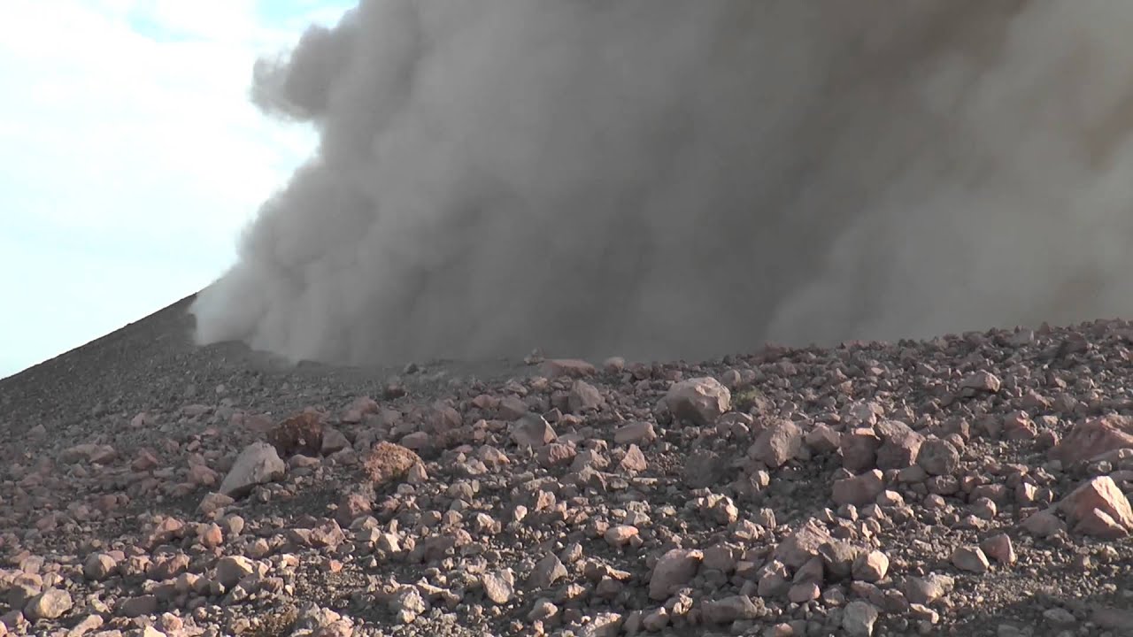 Momento exacto de una de las explosiones del Volcán Telica.