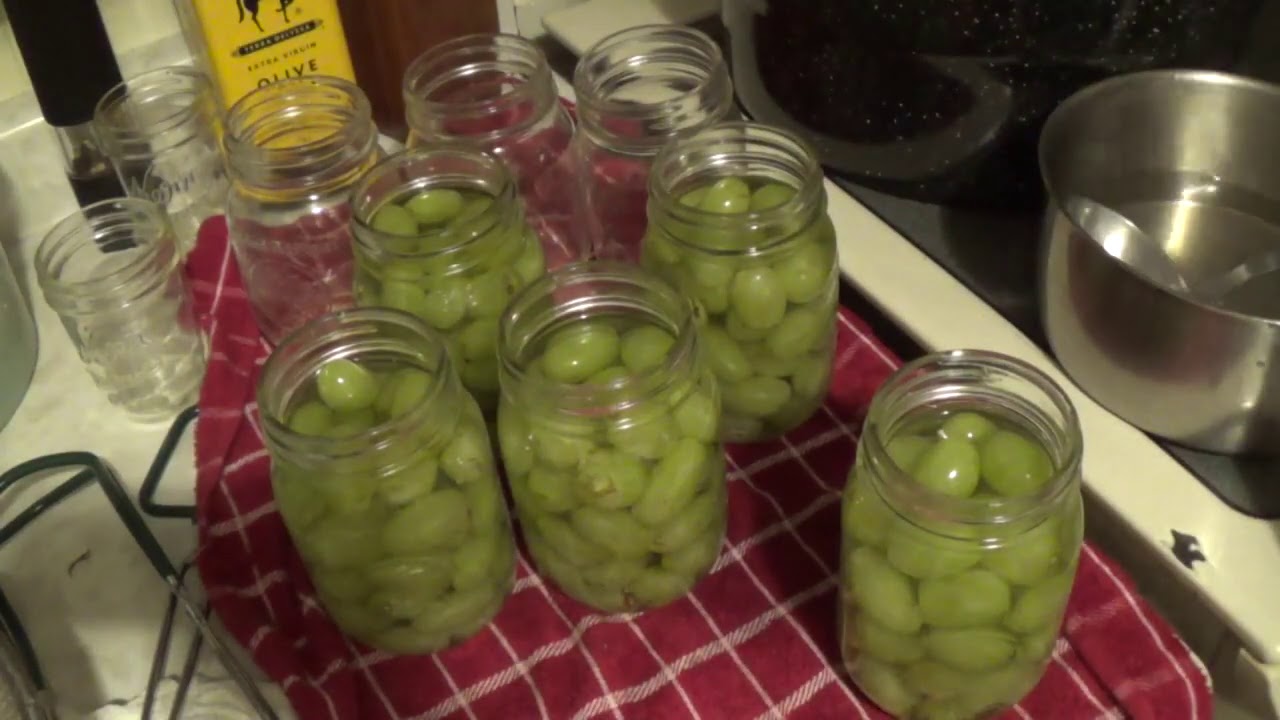 CANNING GRAPES. In lite syrup.