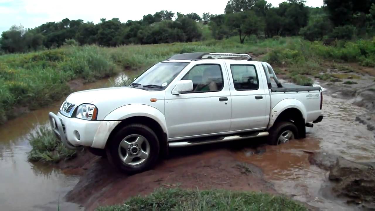 Andrew first pass - water crossing - Nissan Hardbody 3.3 V6