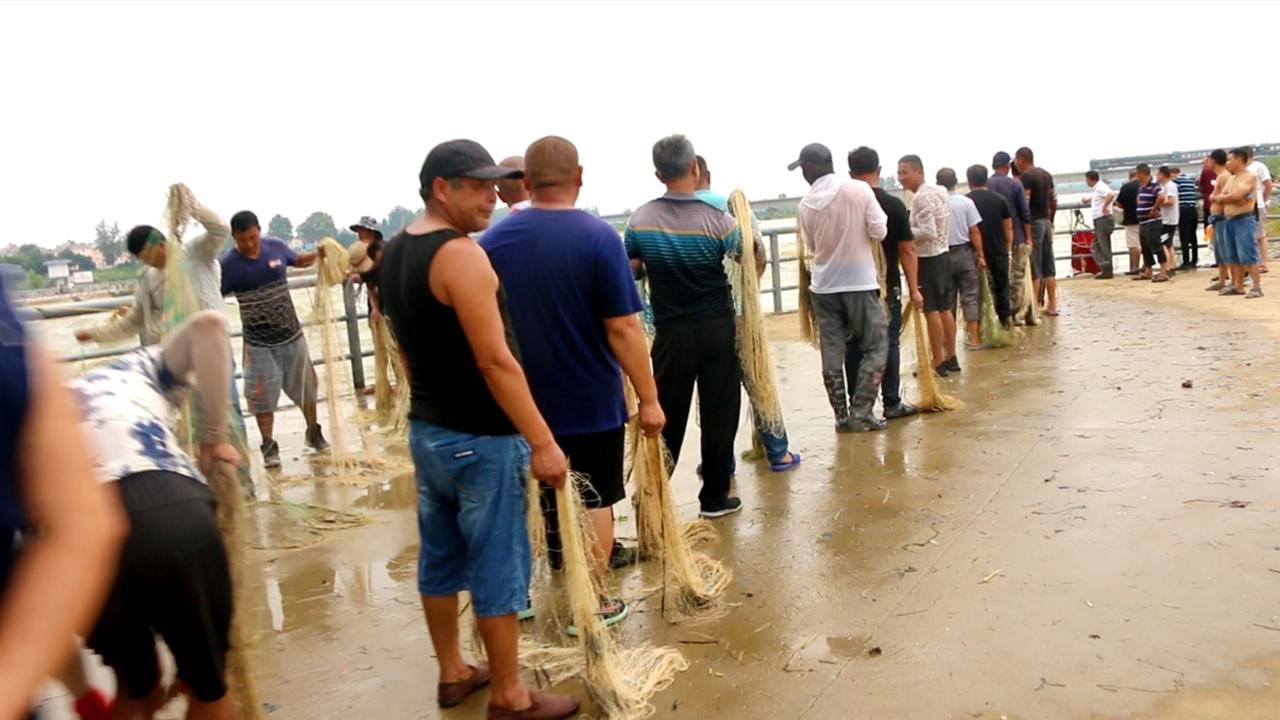 The 9-hole gate is turbulent, and there are long queues of people casting nets on the shore