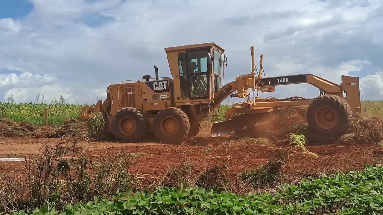 Parte 905 motoniveladora caterrpillar 140k linpando estrada