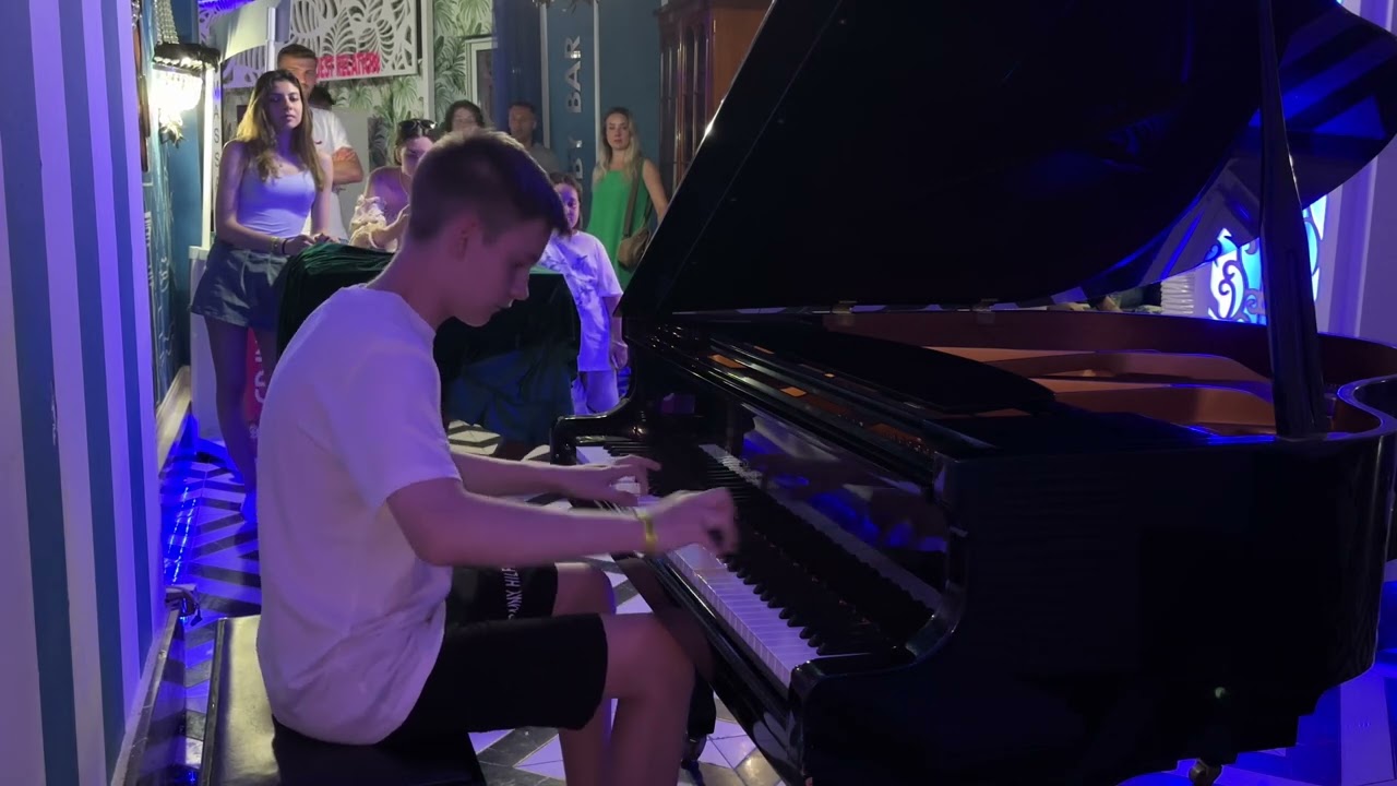 INTERSTELLAR PUBLIC PIANO PERFORMANCE (cover by Peter Buka)