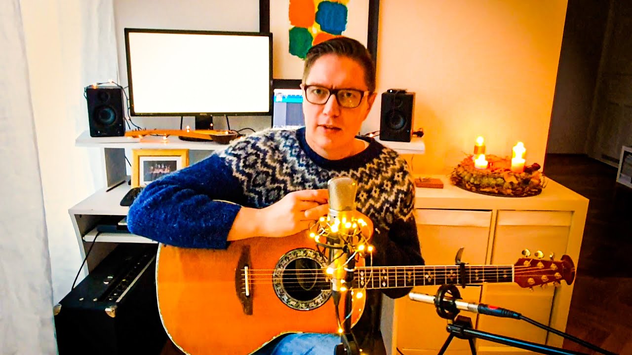 N&uacute; kemur heimsins hj&aacute;lparr&aacute;&eth; (Icelandic Christmas hymn)