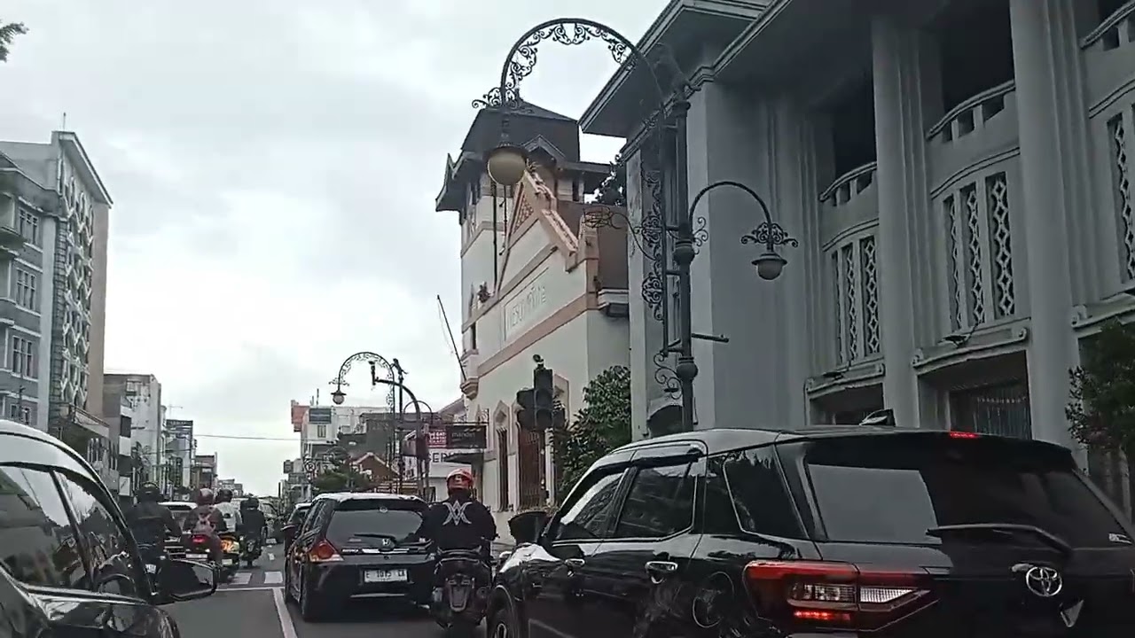 Melintas dijalanan kota Bandung seperti ini kondisi jalannya @edi s www @