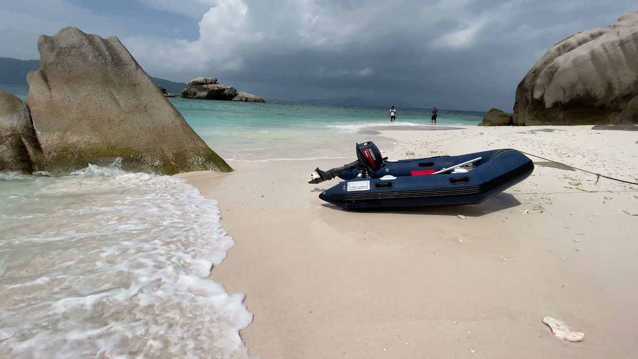 G&aring; p&aring; vandet fra Anse Pierrot til Anse Source d'Argent.
