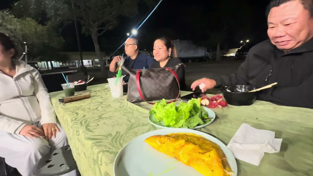 Đi ăn vỉa hè quán bún mắm dì 5 giống đang ở  Việt Nam quá có bánh xèo bánh khọt nữa 