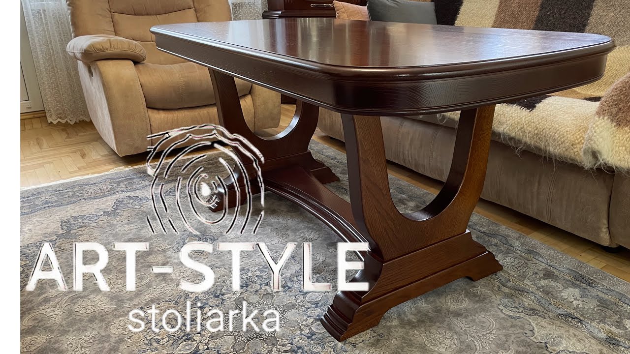 Стіл у вітальню//A living room table.