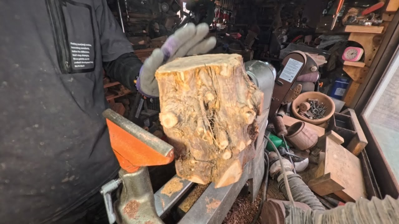 歪なオンコの玉切り材で器を作ってみます