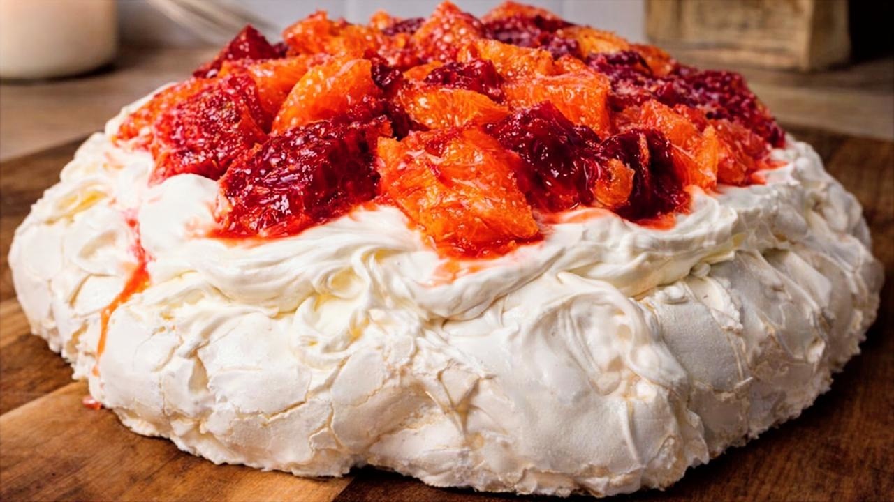 The CRUNCHIEST Pavlova I Ever Made. (Marshmallow Center) 🤤