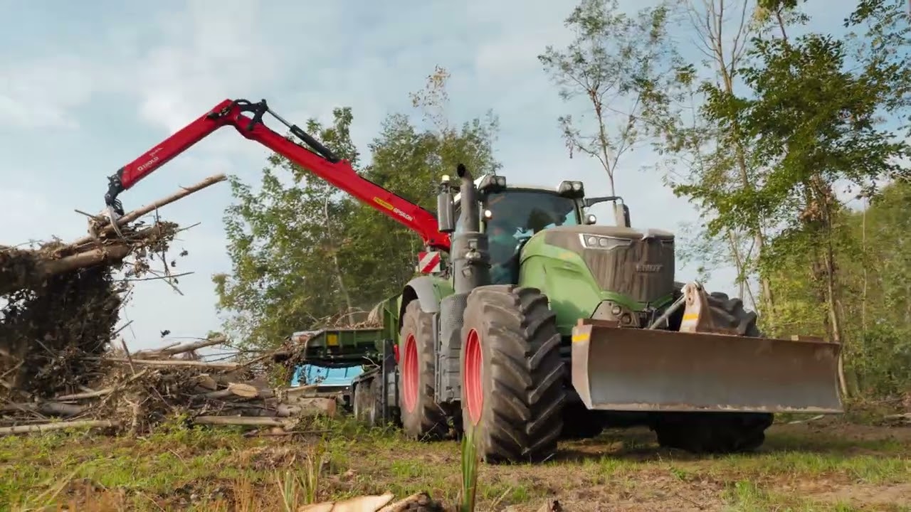 PEZZOLATO PTH 1400/1000 G - Drum chipper powered by 420 Hp FENDT 1042 tractor's PTO