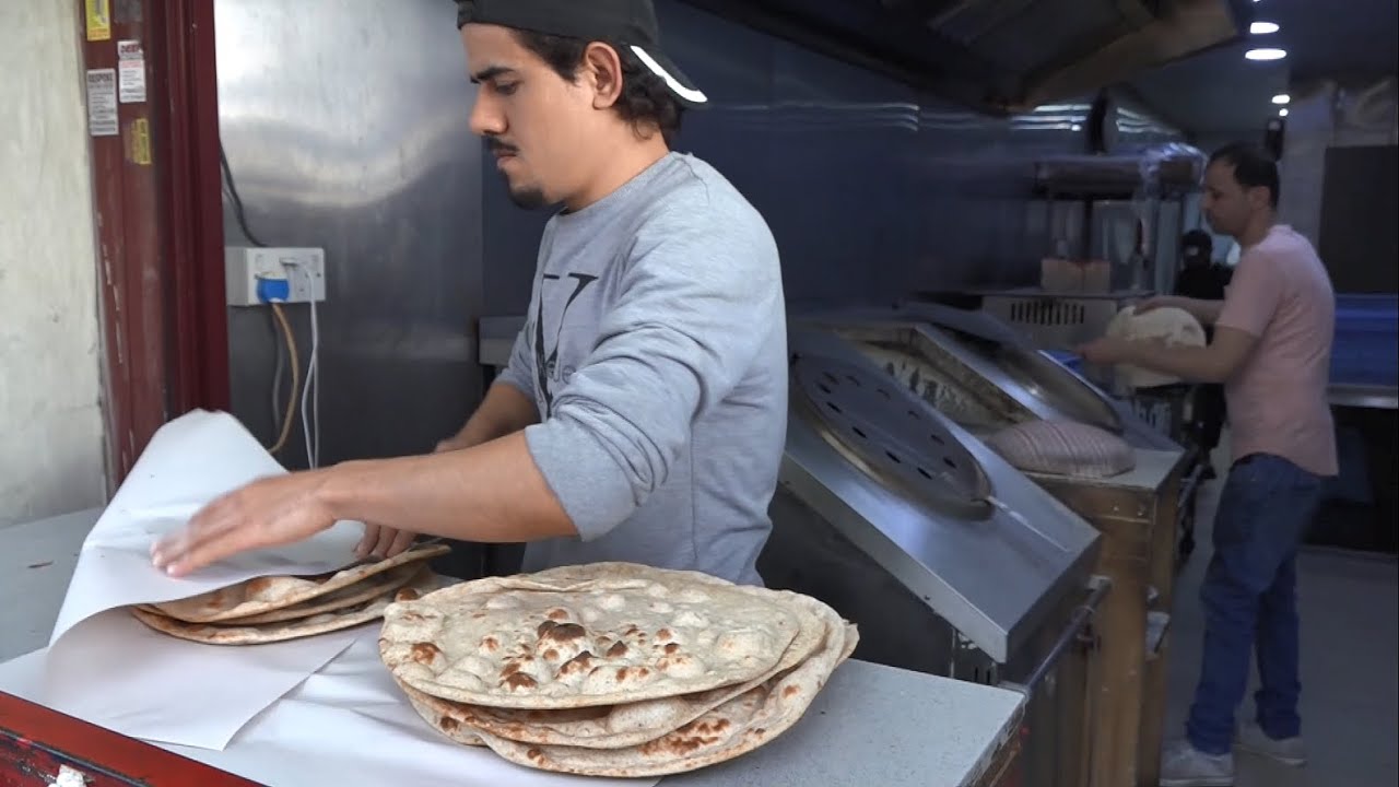 London's FASTEST Naan Bread making Master: Selling 3 Tandoori Naan for £1.00 + 3 Tawa Kulcha for £1