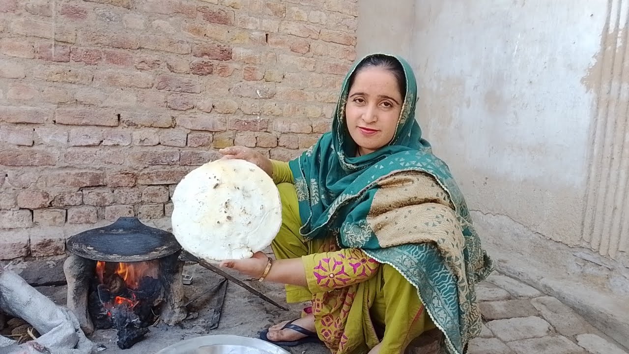 Aaj Maine banaya chawal ki roti sarson ka saag 😋😋😋❤❤❤🌹🌹🌹