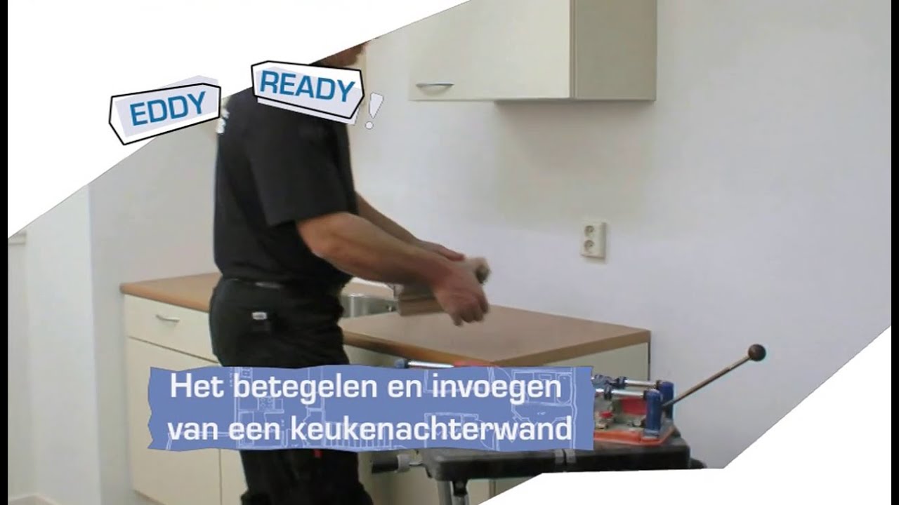 Betegelen en invoegen van een keukenachterwand