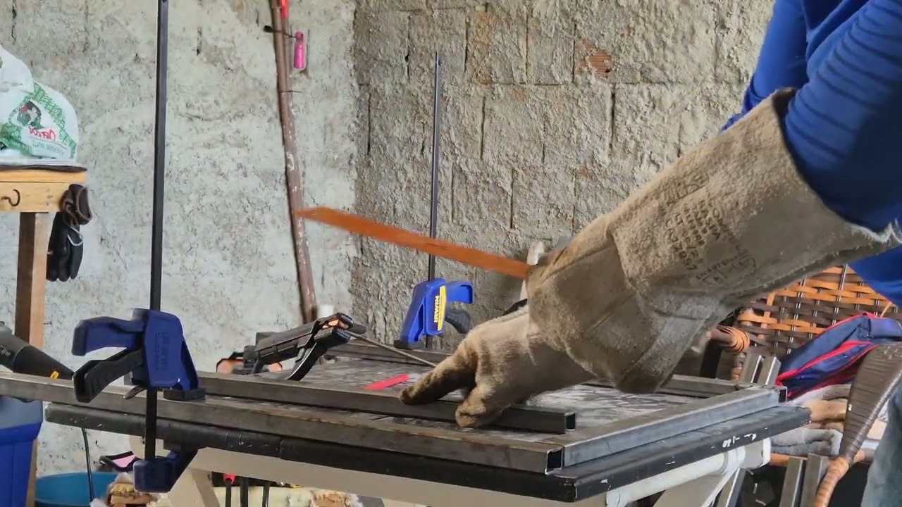Encontrei uma porta de maçaranduba descartada e transformei em um tampo de mesa de escritório.