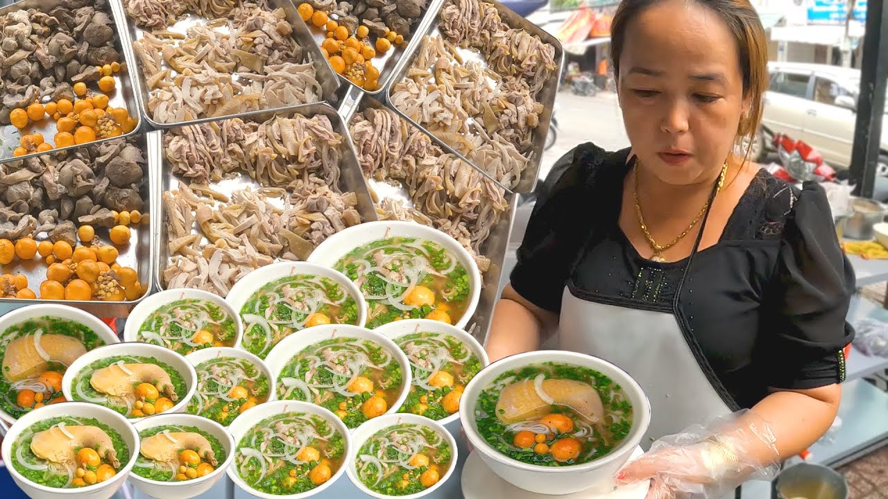 Cực ngon tô phở gà rút xương ôm trứng non nhiều hành chấm mắm lá chanh mới lạ hút khách Sài Gòn
