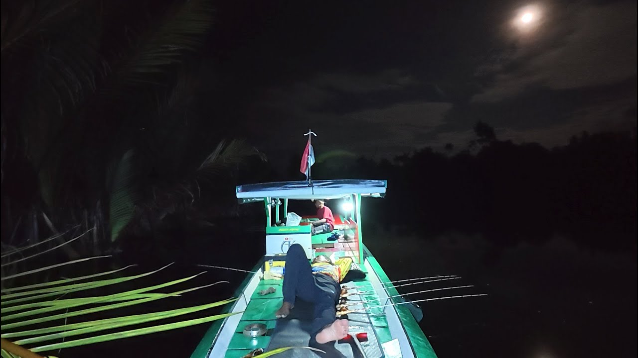 Kami memancing dan bermalam di pedalaman sungai kalimantan yang sunyi sepi jauh dari perkampungan